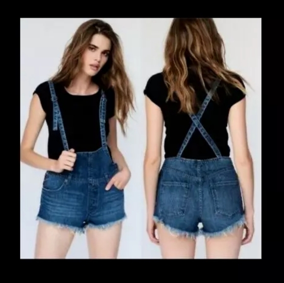 We The Free by Free People | Jean Short Overalls Med-dark wash Size 25 Raw hem - Picture 1 of 10